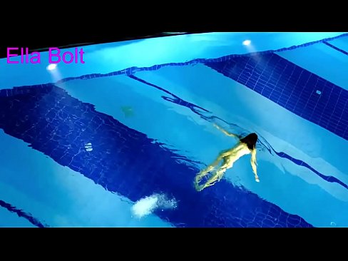 ❤️ Hindi ko mapigilang panoorin, ang batang blonde ay nahuling lumalangoy nang hubo't hubad sa ELLA BOLT resort pool ❤️ Fuck video sa amin ️❤