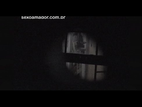 ❤️ Si Blondie ay lihim na nakunan ng video ng isang voyeur ng kapitbahayan na nakatago sa likod ng mga guwang na brick ❤️ Fuck video sa amin ️❤