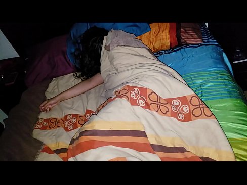 ❤️ Pinupunasan ng stepson ang kanyang batang madrasta habang natutulog ito. ❤️ Fuck video sa amin ️❤