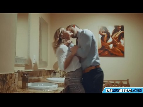 ❤️ Kapag ang isang busty blonde seduces sa isang pampublikong banyo ❤️ Fuck video sa amin ️❤